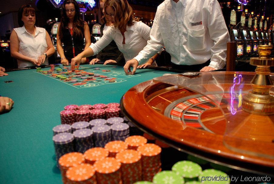 Deerfoot Inn And Casino Калгари Экстерьер фото
